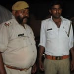 गाड़ी रोकने पर पुलिस को पीटा।