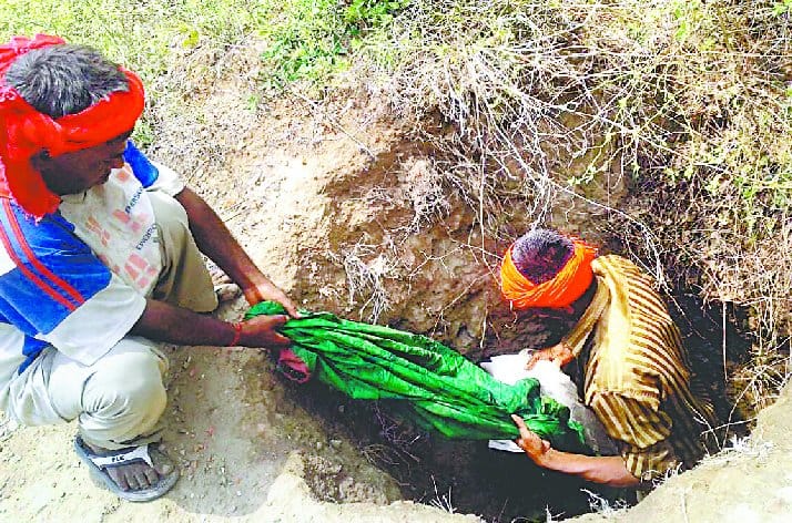The brutal murder of a woman , threw the corpse into the pit