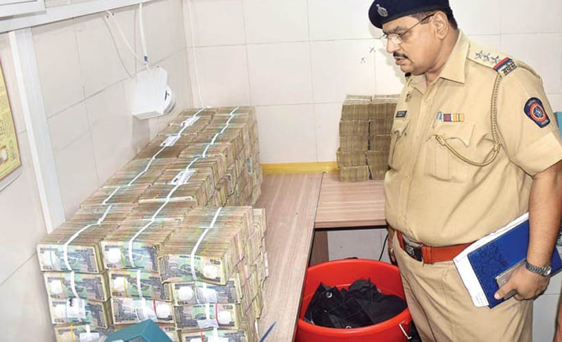 seven people fled with Rs 9.16 crore in cash in three drums