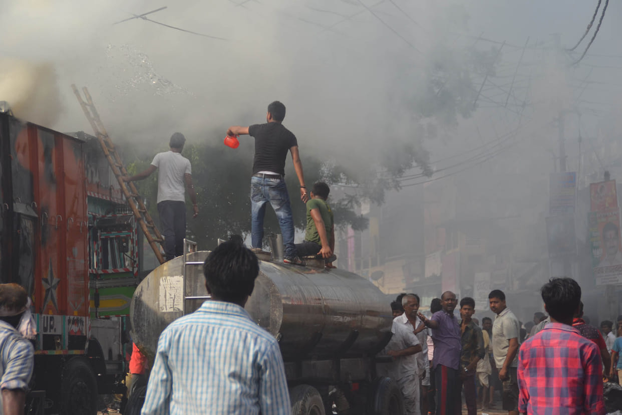  Sparking a fire truck loaded with cotton 