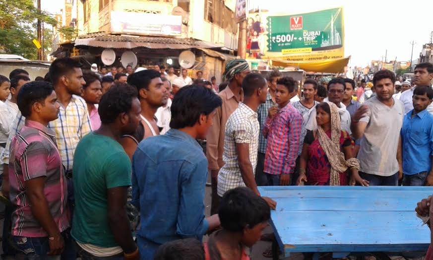 Fruit vendor client couple beaten