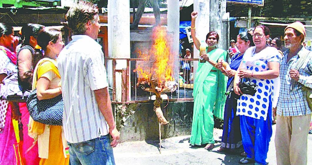Dirty water supply blew the CM's effigy