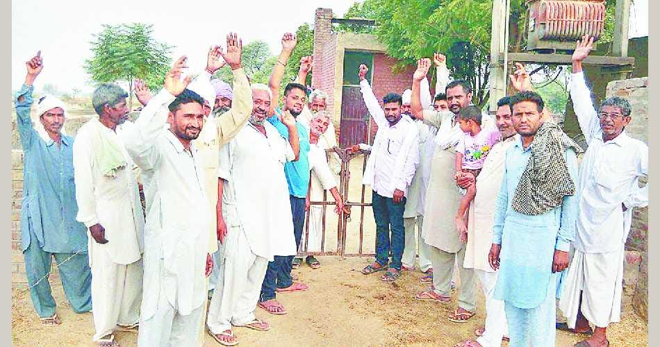 water problem, road jam for water, aggitation in sirsa, senpal water works locked, sirsa