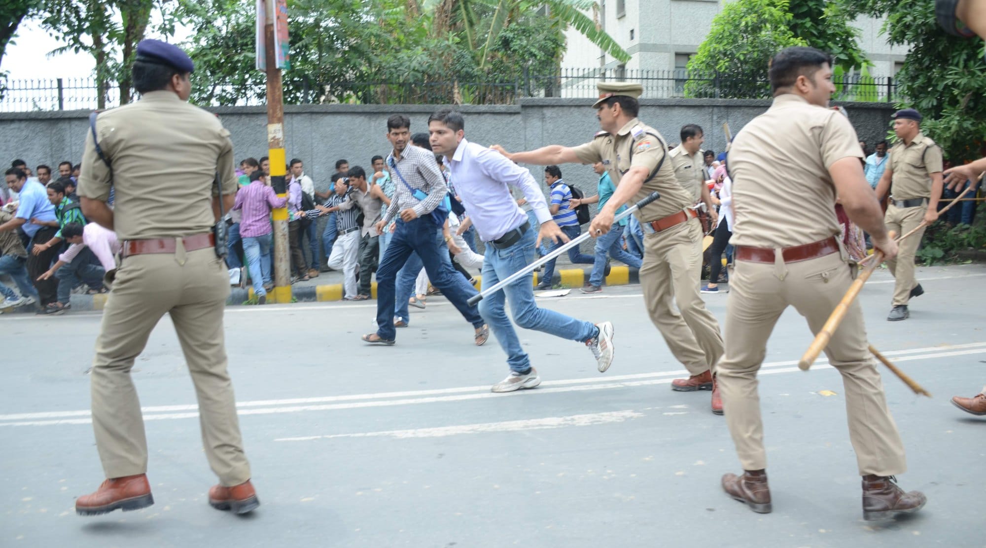 lathi charge on upnl employees.