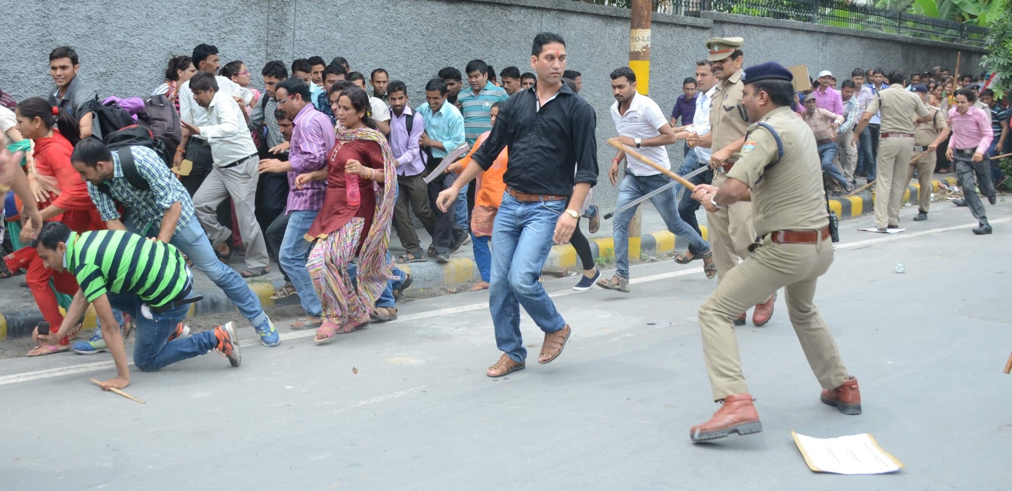 lathi charge on upnl employees.