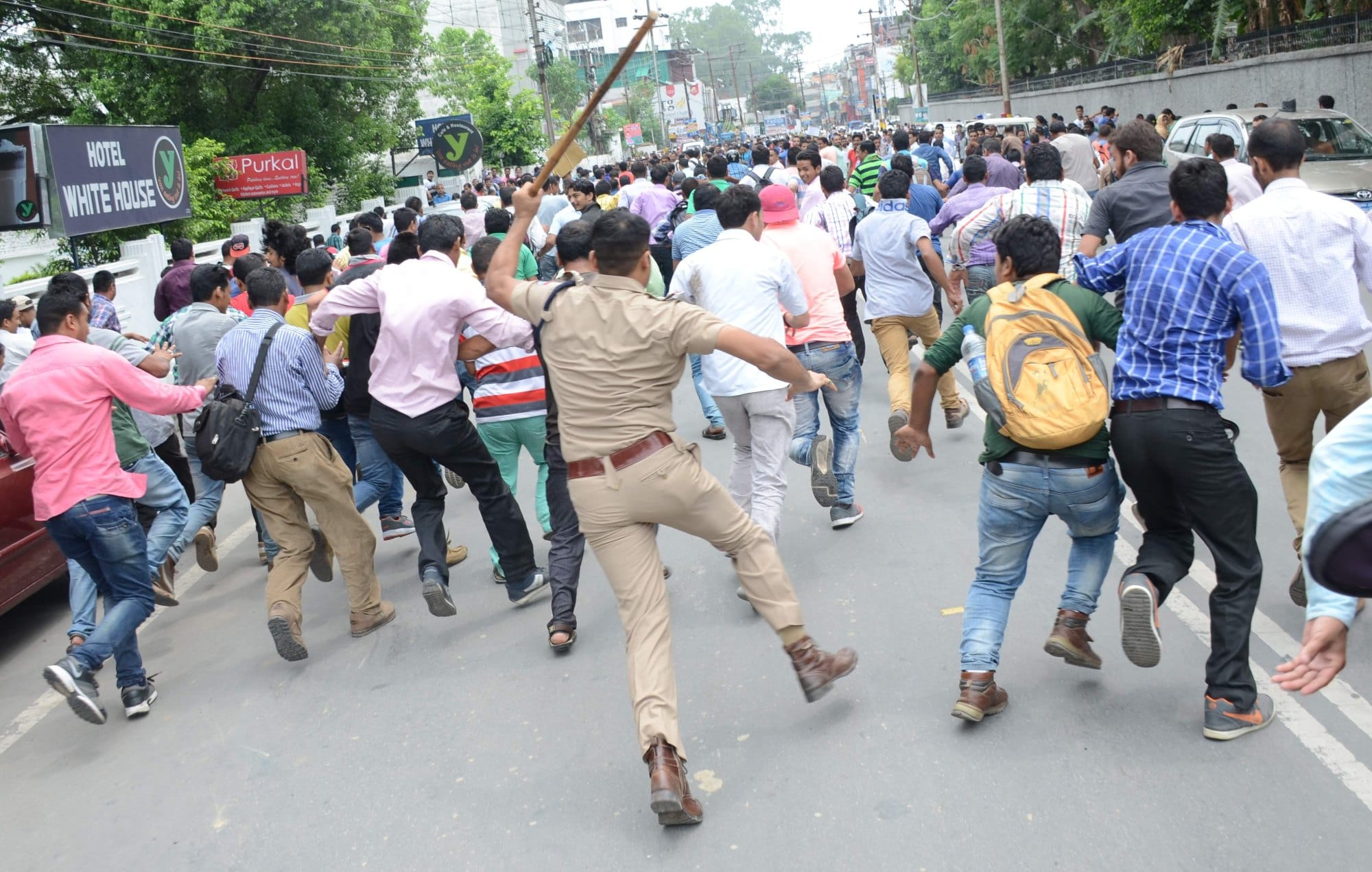 lathi charge on upnl employees.