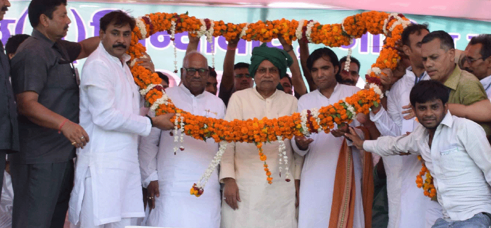 Nitish trying to spoiler the mathematics of large parties by mobilizing crowd