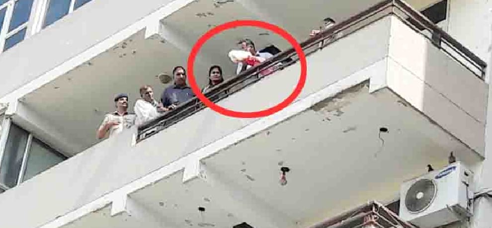 Forensic expert journalist repeated the ritual death of throwing dummy Crime Scene