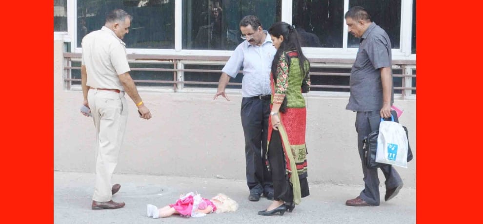 Forensic expert journalist repeated the ritual death of throwing dummy Crime Scene