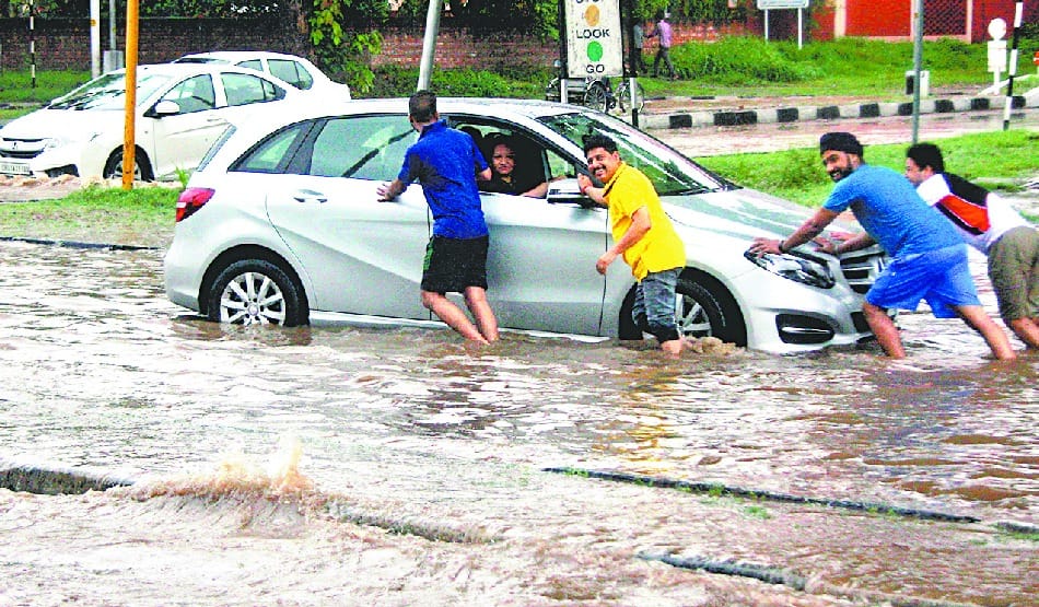 heavy rain in pre mansoon, Water logging in city