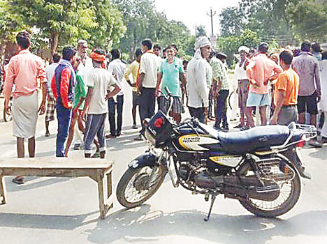 people block the road after incedent