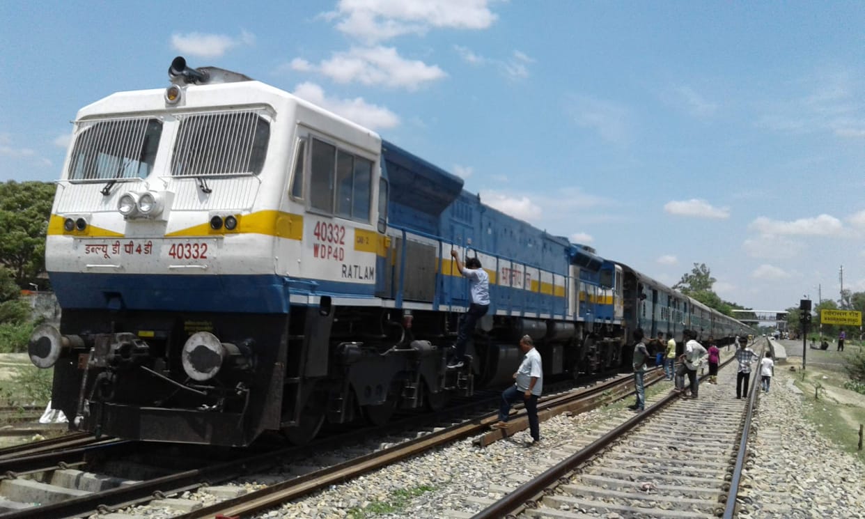 Sabarmati Express engine failure, passengers are upset