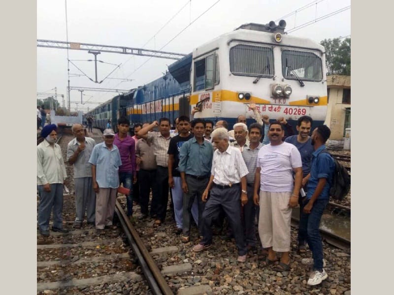 protest, pathankot, jammu mail shift on cant station, pathankot, amritsar