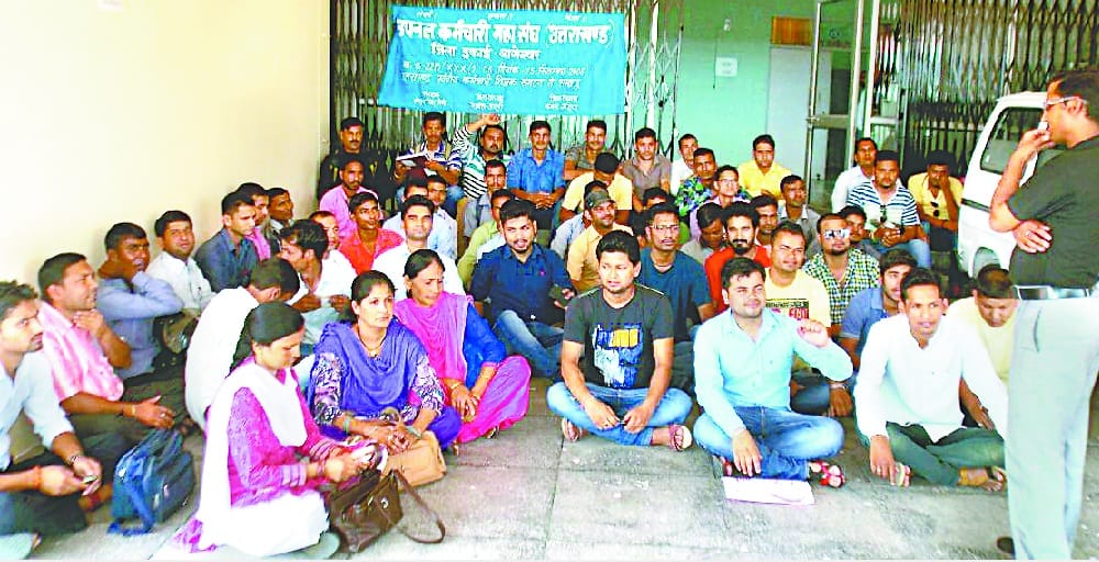 upnal staff burns cm's effigy