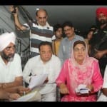 राजिंदर कौर भट्ठल कांग्रेस वर्कर्स के साथ मीटिंग करती हुईं