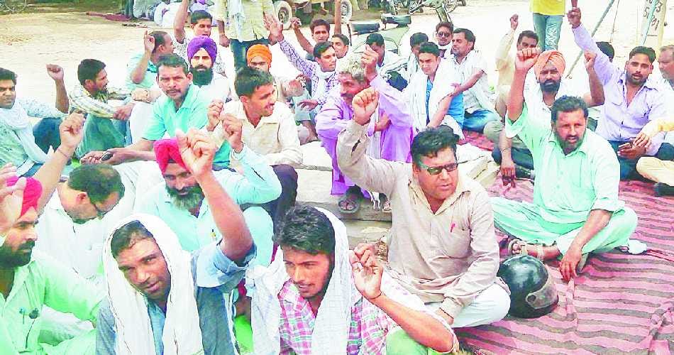 aggitation in dabwali, aggitaion against govt., aggitation by electricians, Strike, first day strike
