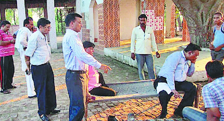 Rs 25 lakh looted from salesmen