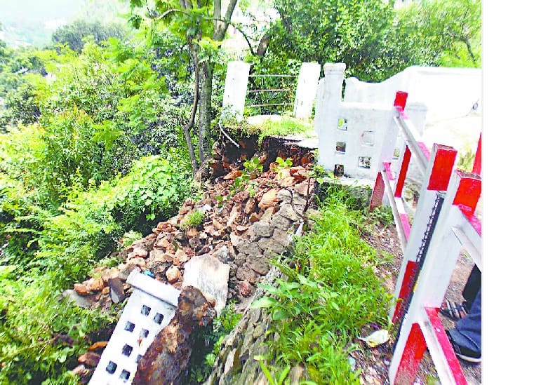 In the two-storey houses damaged by rain Meladungri