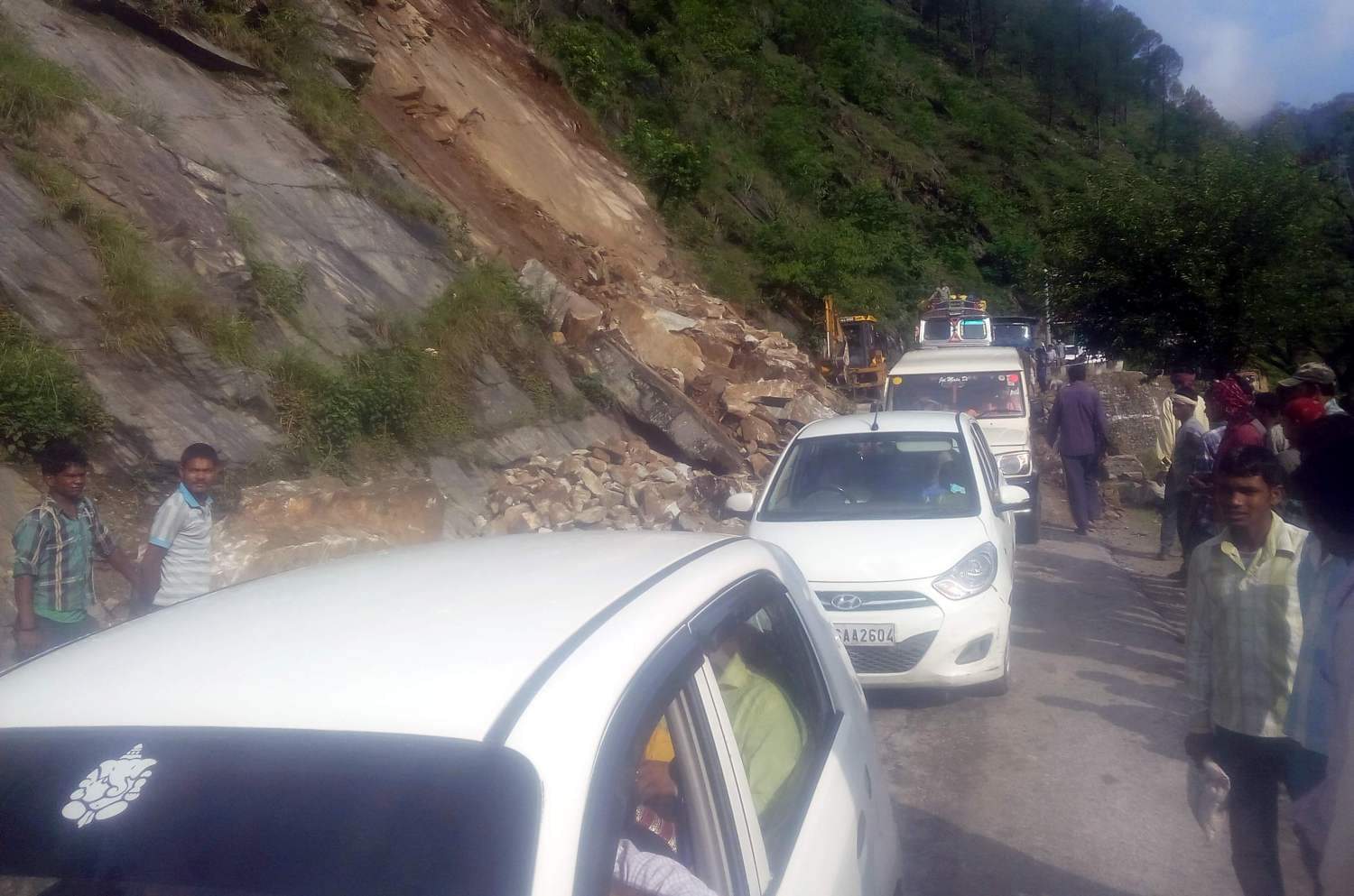 road block in badrinath highway and kedarnath foot route due to landslide
