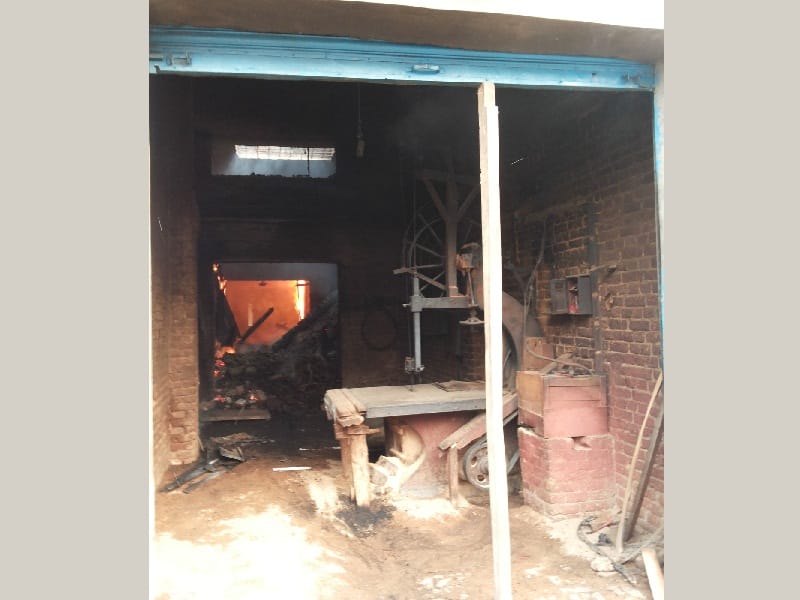 fire in shop, gurdaspur shop burn, lakhs of loss, gurdaspur, amritsar