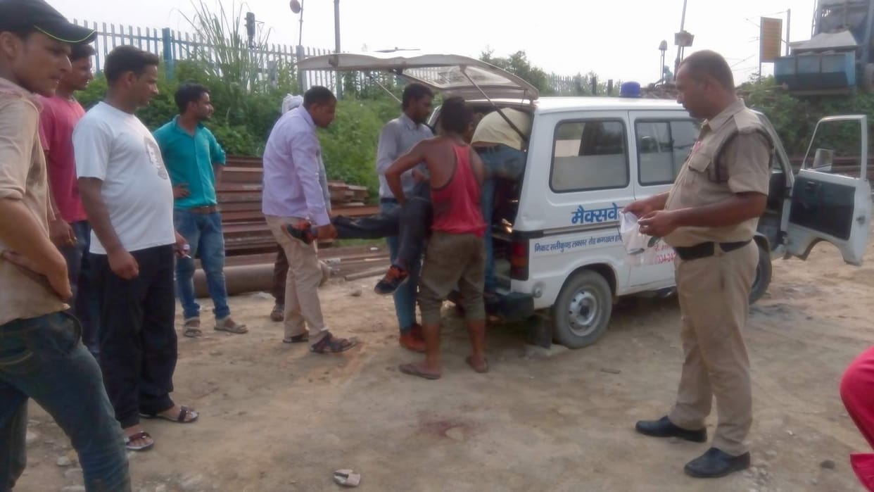 snatched women chain and jumped from train, injured.