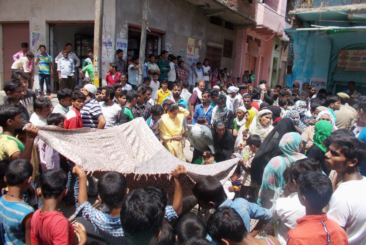 By keeping the body on the road demanding the arrest of the accused