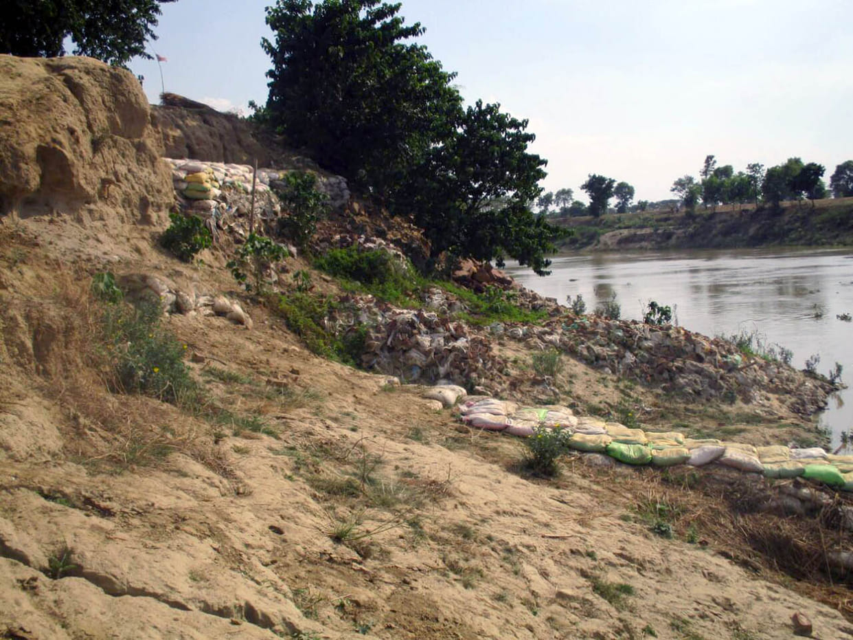 Pour water in the soil preparation to prevent the sack