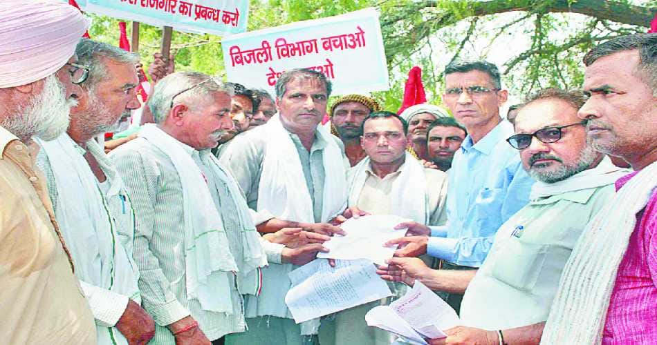 aggitation in sirsa, aggitaion against govt., aggitation by electricians, Strike, first day strike