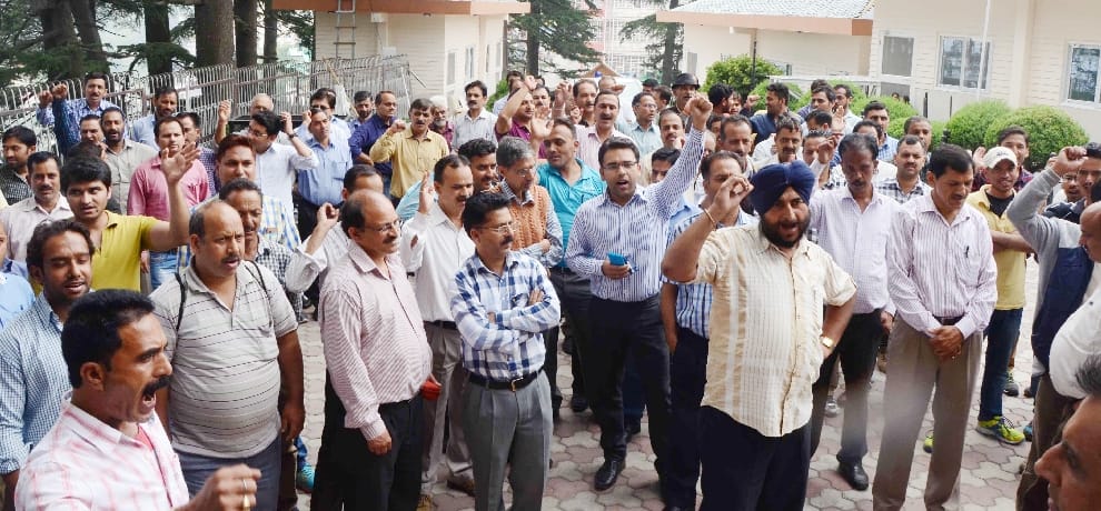 Employees protest in himachal over seventh pay commession.