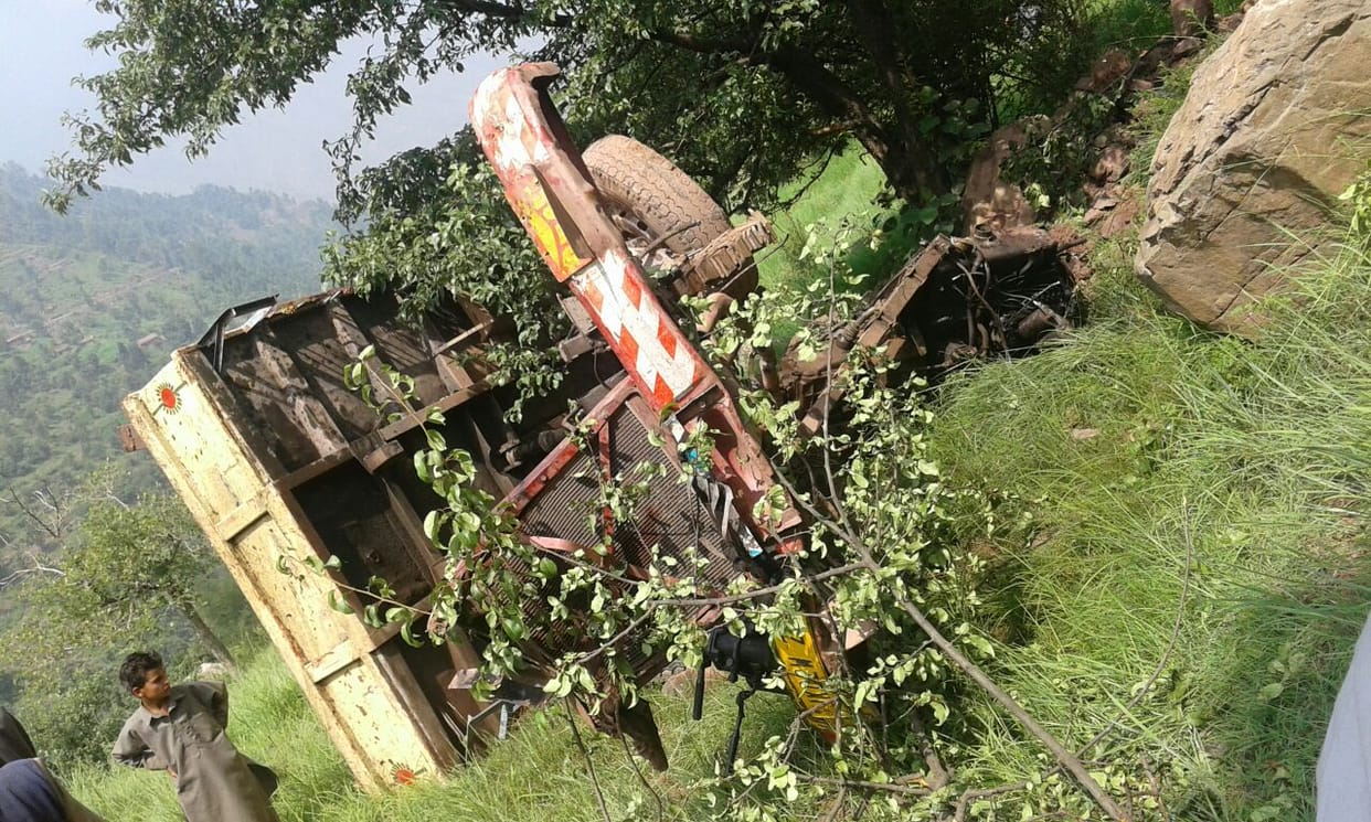 Vehicle fell into the ditch in reyashi
