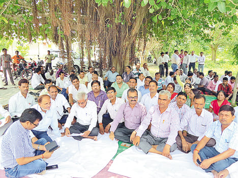 Second day dharna demanding arrest