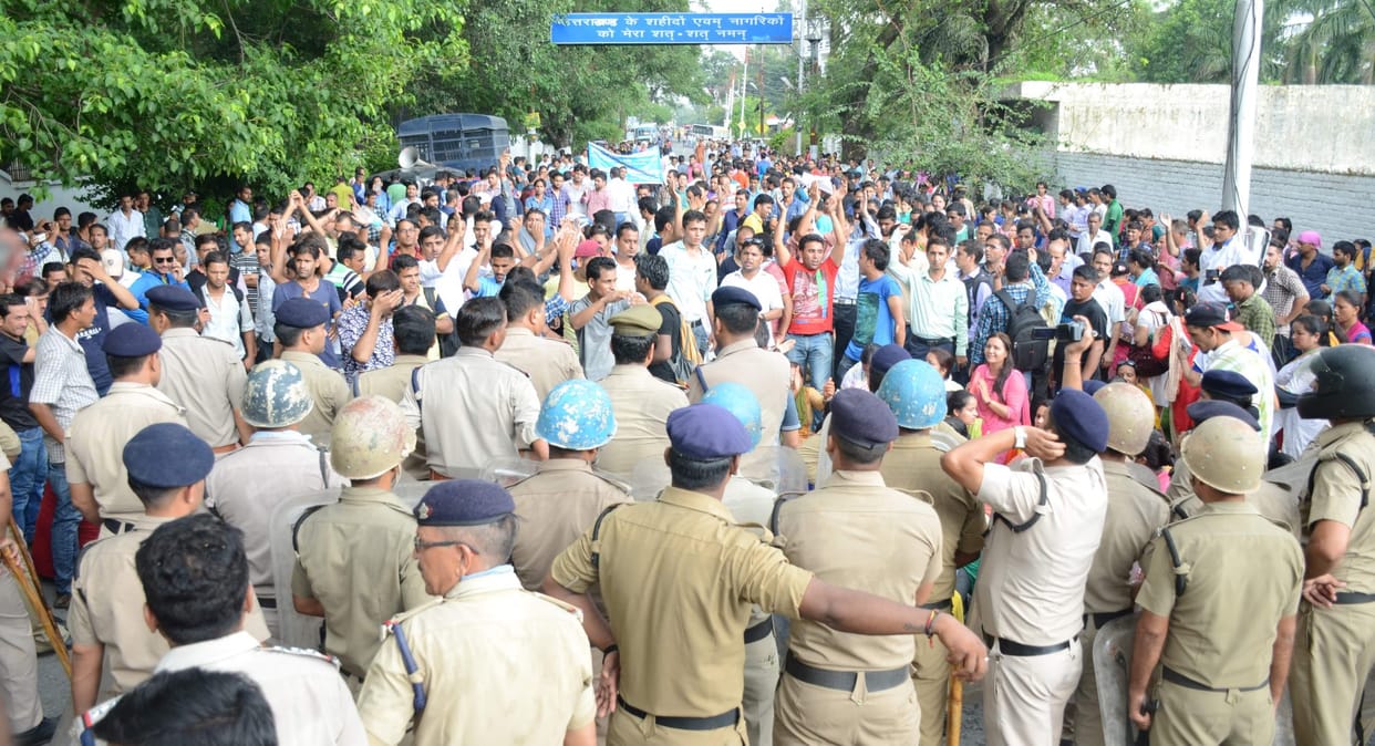 upnl employees march to cm residence.
