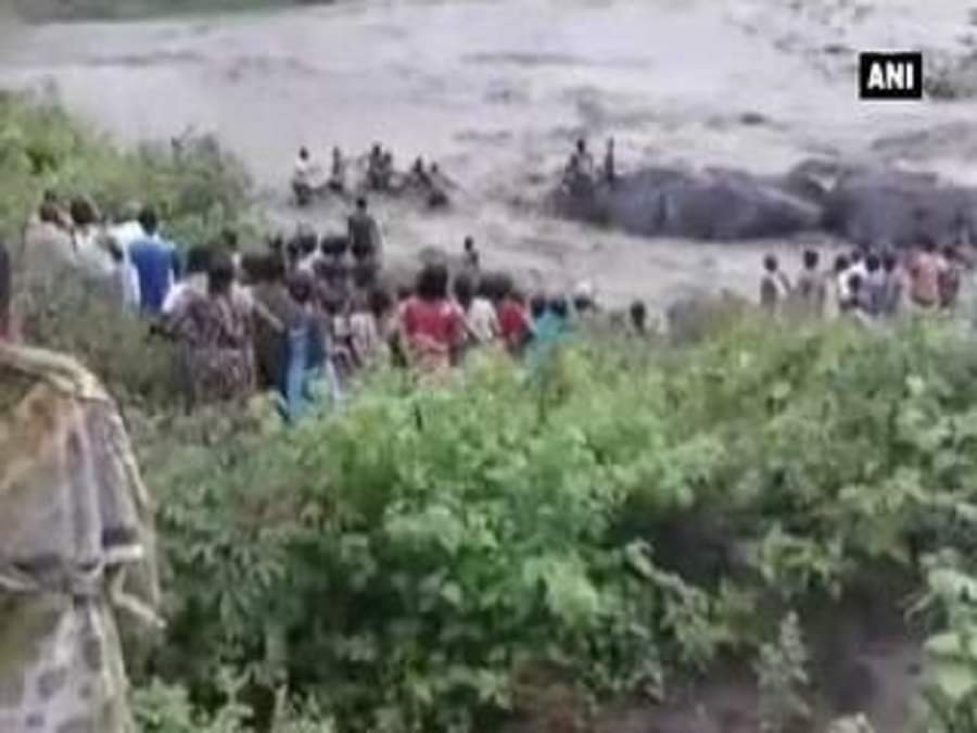 दो युवकों ने जान की बाजी लगाकर पांच को डूबने से बचाया