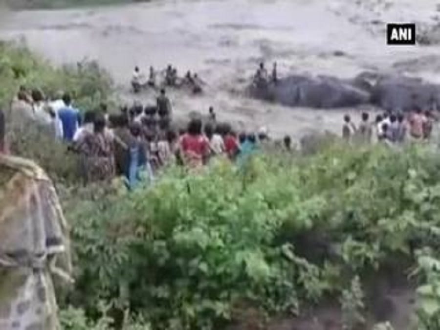 दो युवकों ने जान की बाजी लगाकर पांच को डूबने से बचाया
