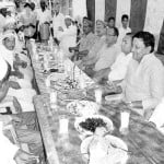 रोजा इफ्तार करते अधिकारी और जनप्रतिनिधि 