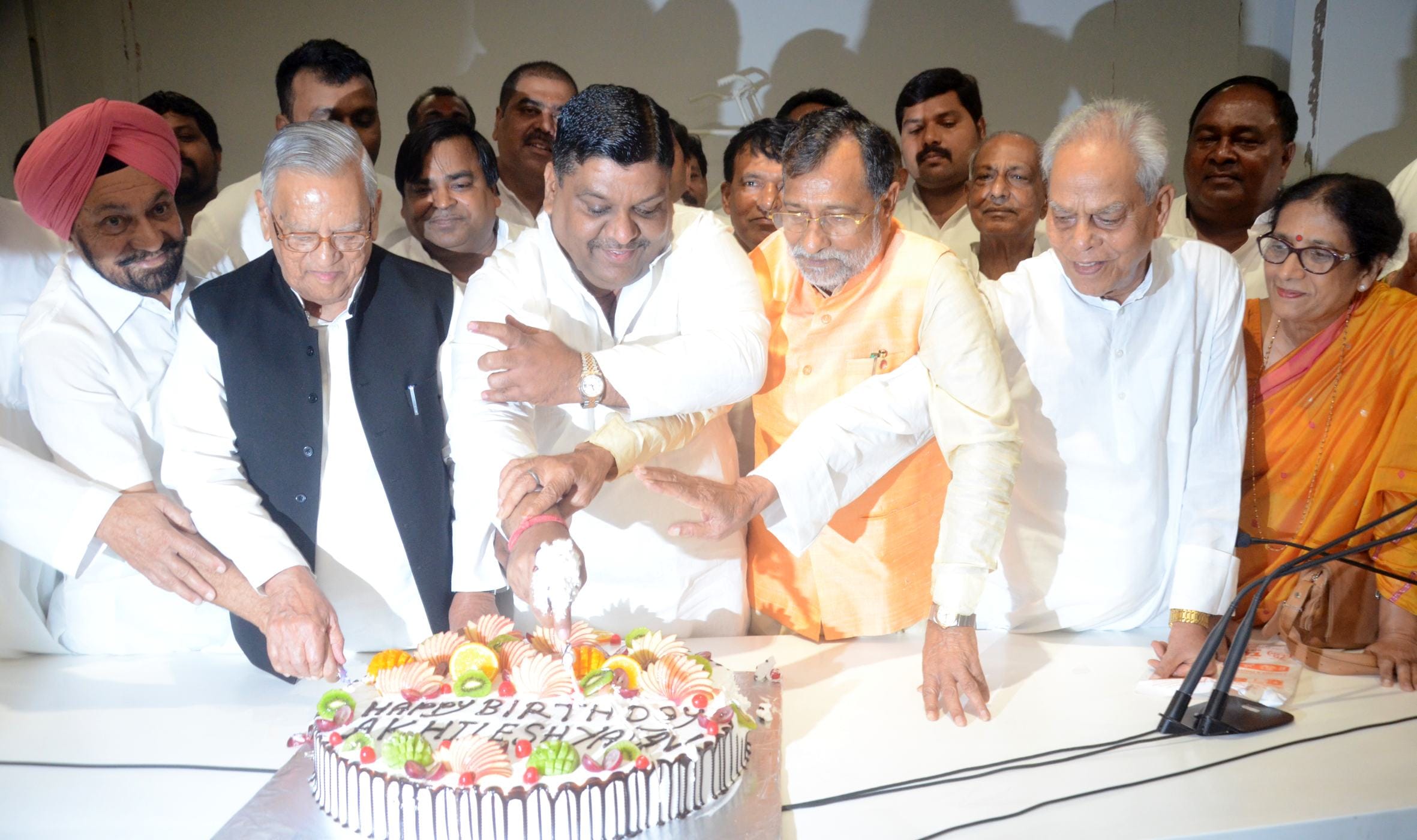 akhilesh minister celebrates his birthday