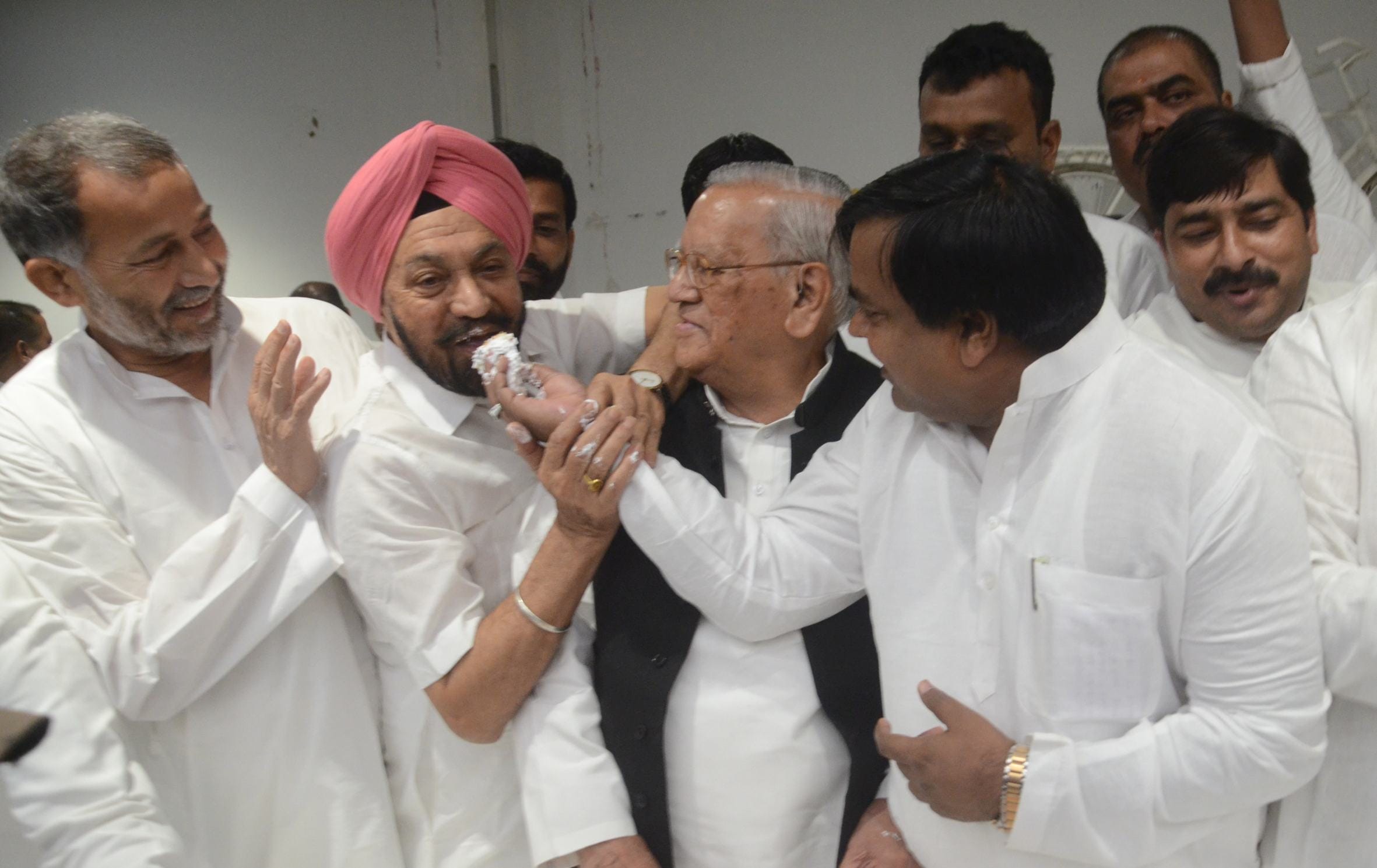 akhilesh minister celebrates his birthday