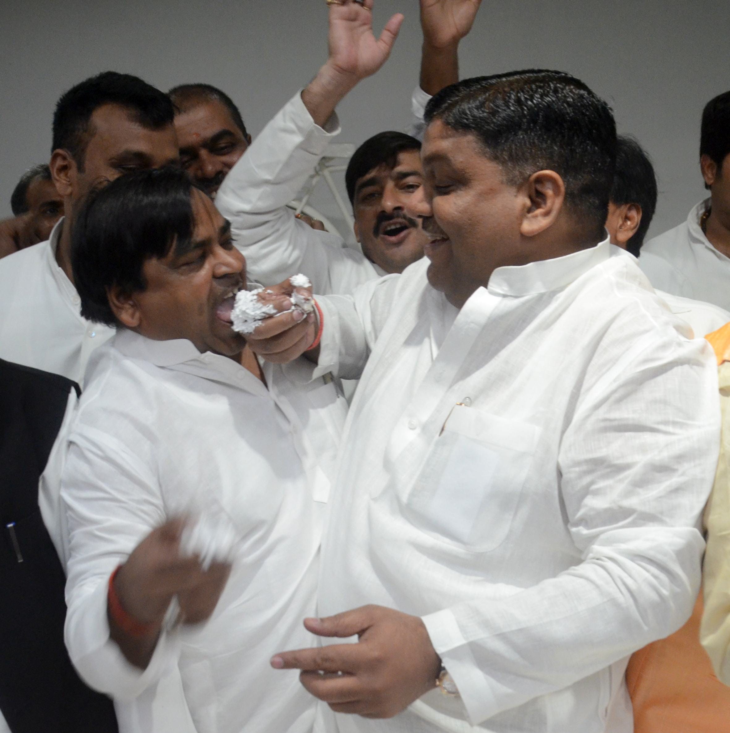 akhilesh minister celebrates his birthday
