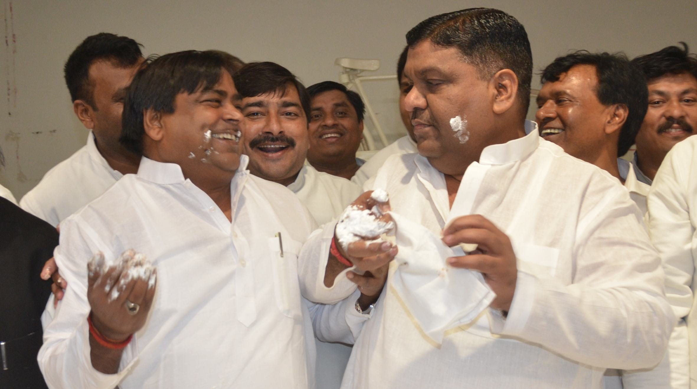 akhilesh minister celebrates his birthday