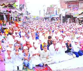 Thousands hands raised to the growth of the country