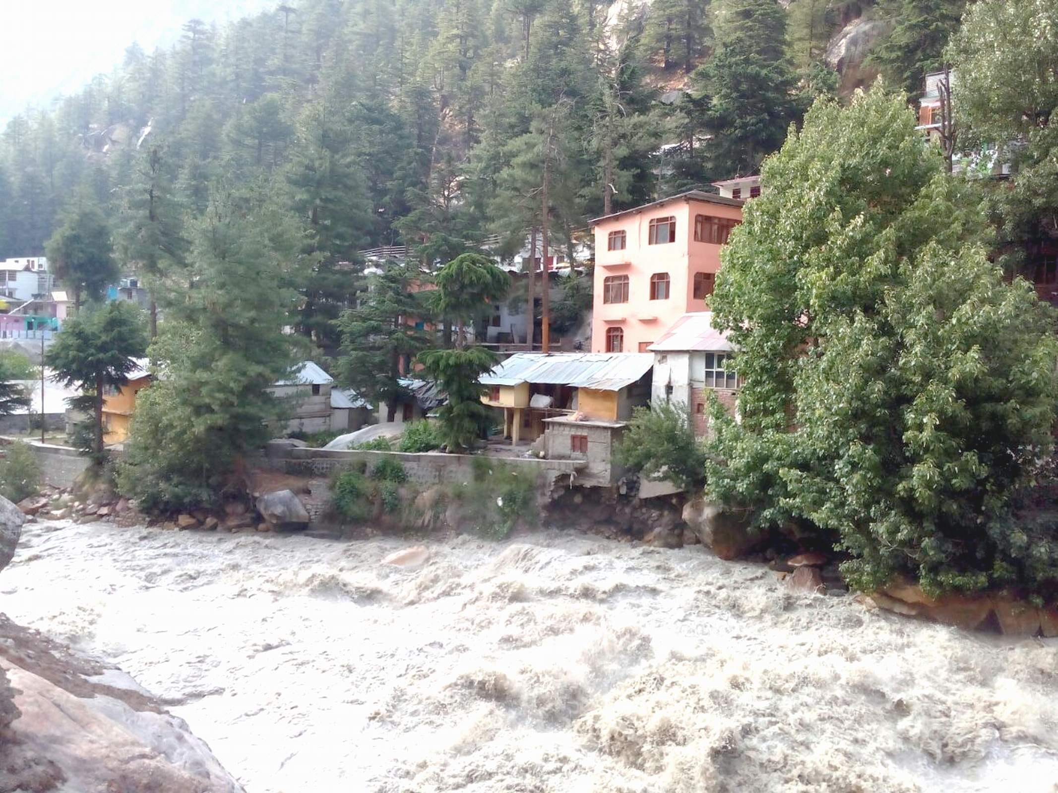 many cracks on gangotri glacier due to heavy rain 