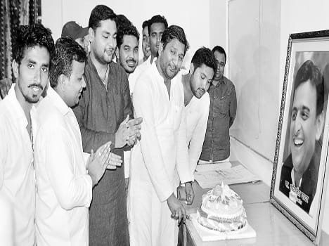 Socialists celebrated the birthday cake cutting Day