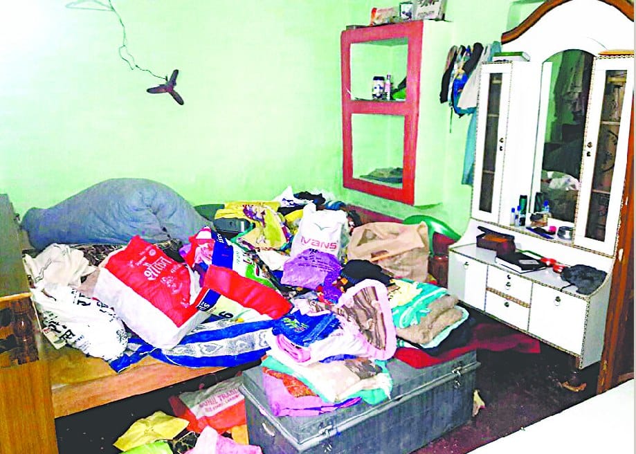 Kthia four lakh stolen
