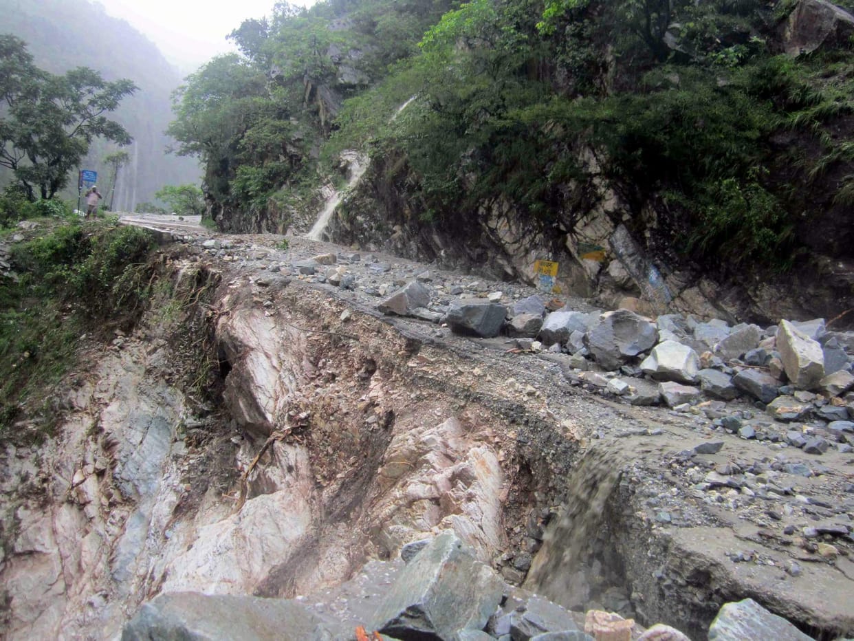 chardham yatra stooped due to heavy rain.