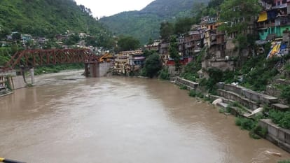 chardham yatra stooped due to heavy rain.