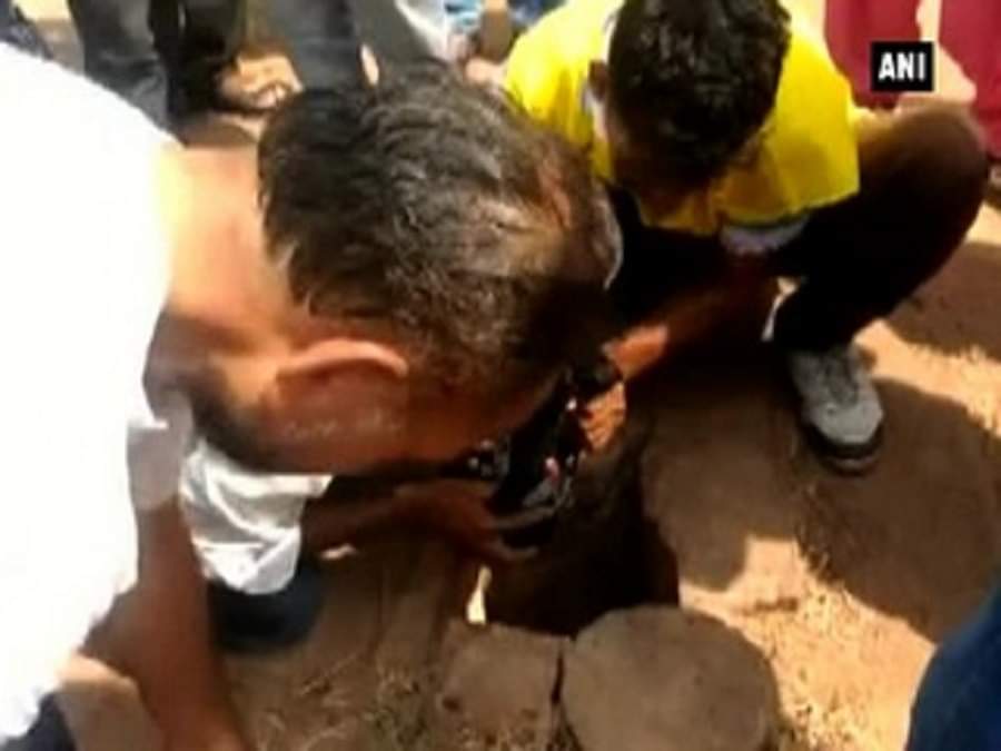 बोरवेल में गिरी बच्ची