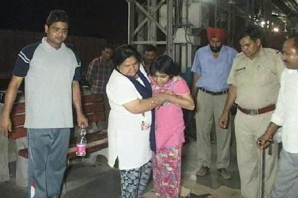 truth of handicape girl found on station, handicape girl found on railway station