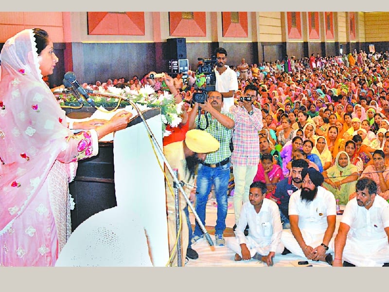 harsimrat kaur badal, harsimrat kaur zirakpur visit, cabinet minister harsimrat kaur, zirakpur