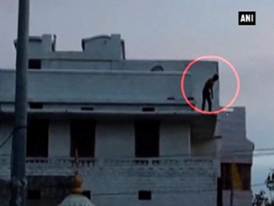 युवक ने लगाई तीन मंजिला इमारत से छलांग