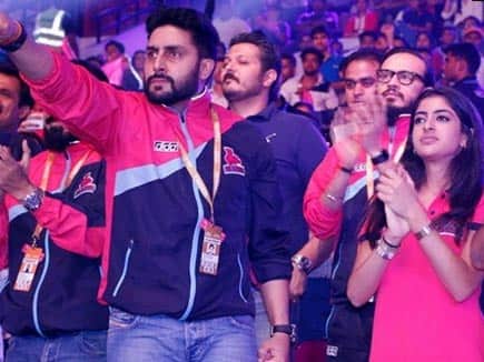 Navya naveli enjoys kabaddi match with Abhishek bachchan